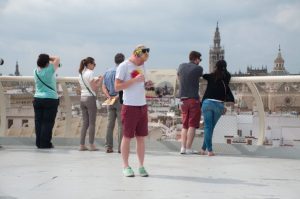 How to Keep Earning While Exploring New Destinations