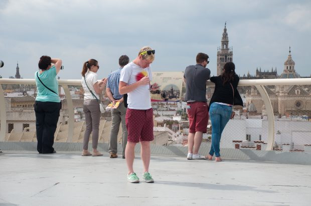 How to Keep Earning While Exploring New Destinations