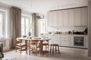 A living kitchen with beige cabinets and lots of plants