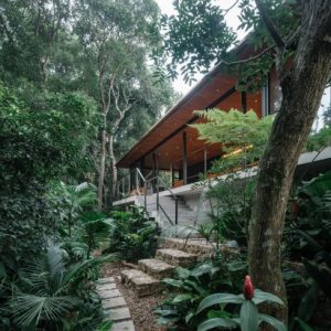 Cornetta Arquitetura immerses “contemporary cabin” in Brazilian forest